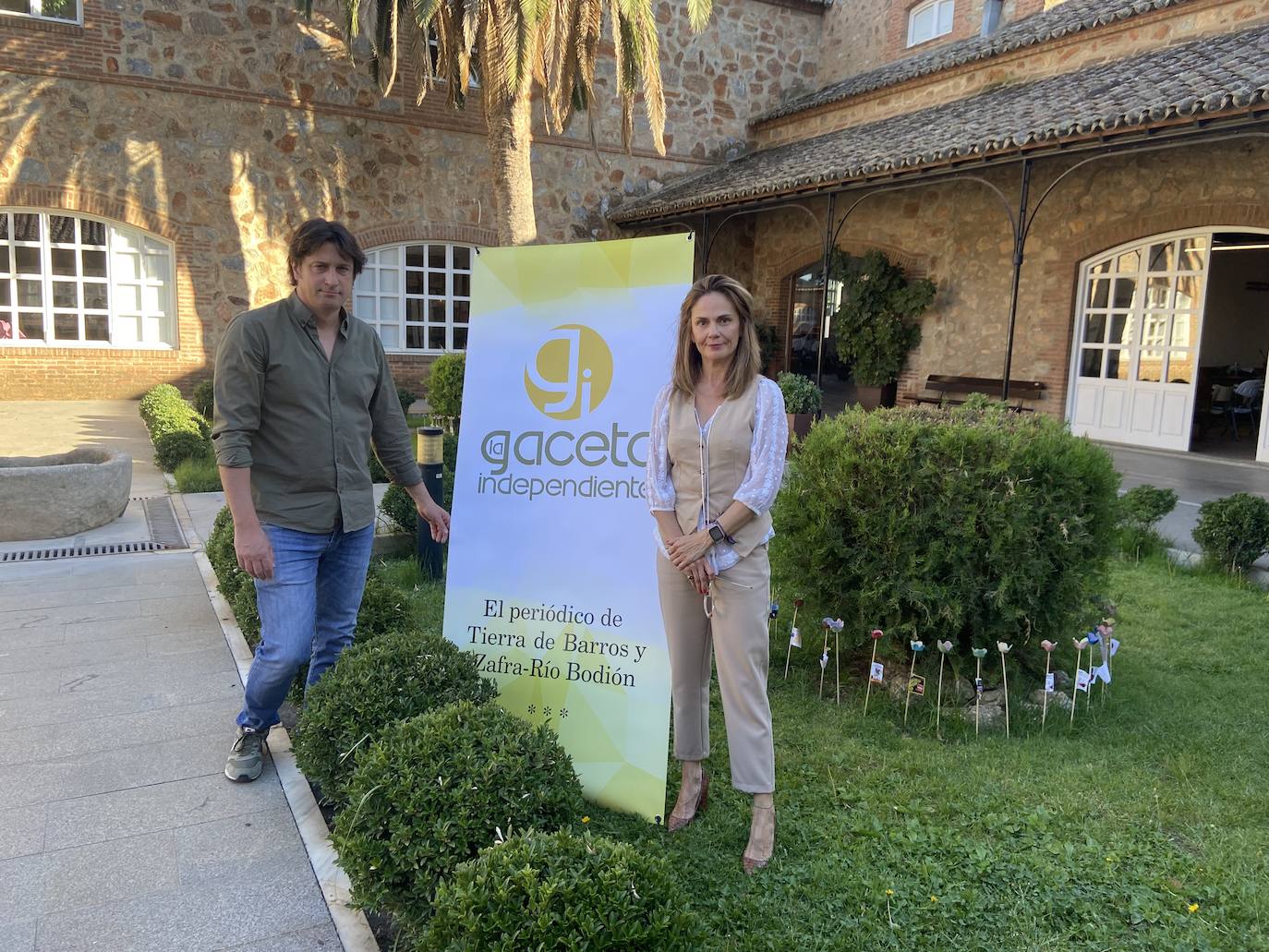 Mª del Espino Núñez y Miguel Ángel Montanero, directores y redactores habituales de este medio en la presentación de estos premios.