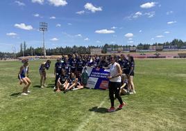 El equipo femenino del CAPEX apoyando a Carlos Gaitán.