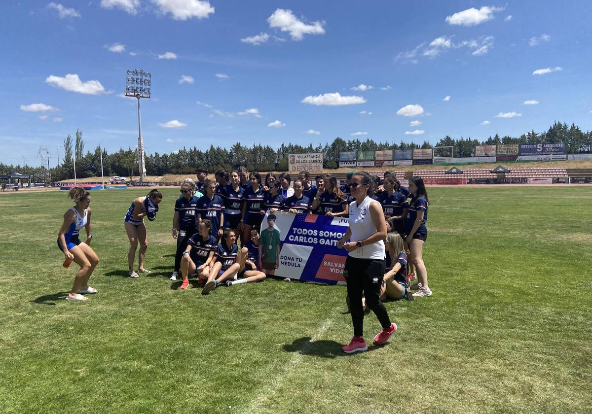 El equipo femenino del CAPEX apoyando a Carlos Gaitán.