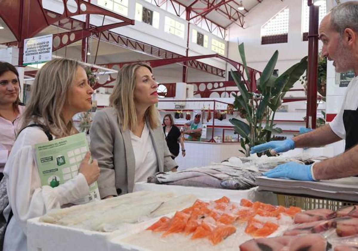 En el mercado. Carmen Romero y María Guardiola con un pescadero de Villafranca.