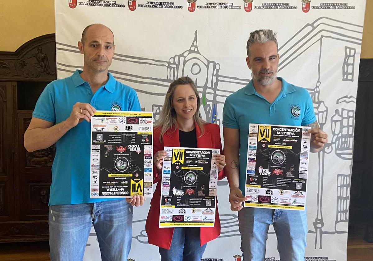 La concejal de Participación Ciudadana, Carmen Romero, junto a Custodio Lemus y Antonio Luis Sánchez, presidente y secretario del Moto Club Domingueros Moteros