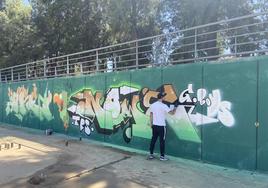Un grafitero deja en el canal de Villafranca su obra.