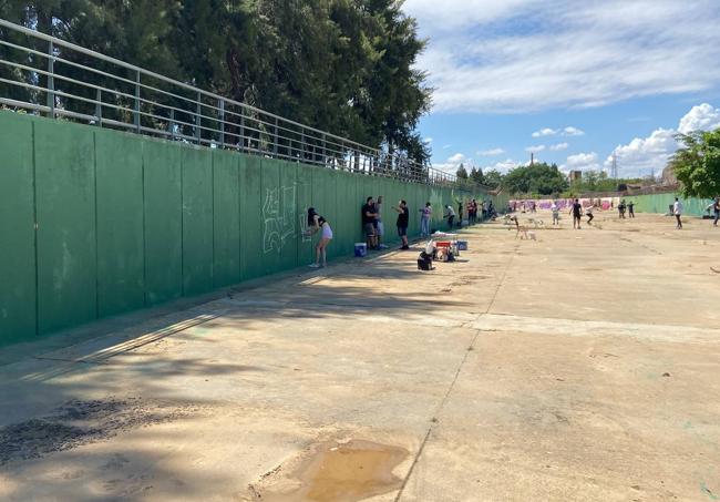 El canal de Villafranca a la altura del parque del Bosque repleta de grafiteros.