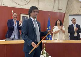 Francisco Jiménez Araya recibe el bastón de mando como nuevo alcalde de Villafranca de los Barros.