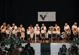 Las religiosas Carmelitas reciben una distinción de la mano de los alumnos del centro.