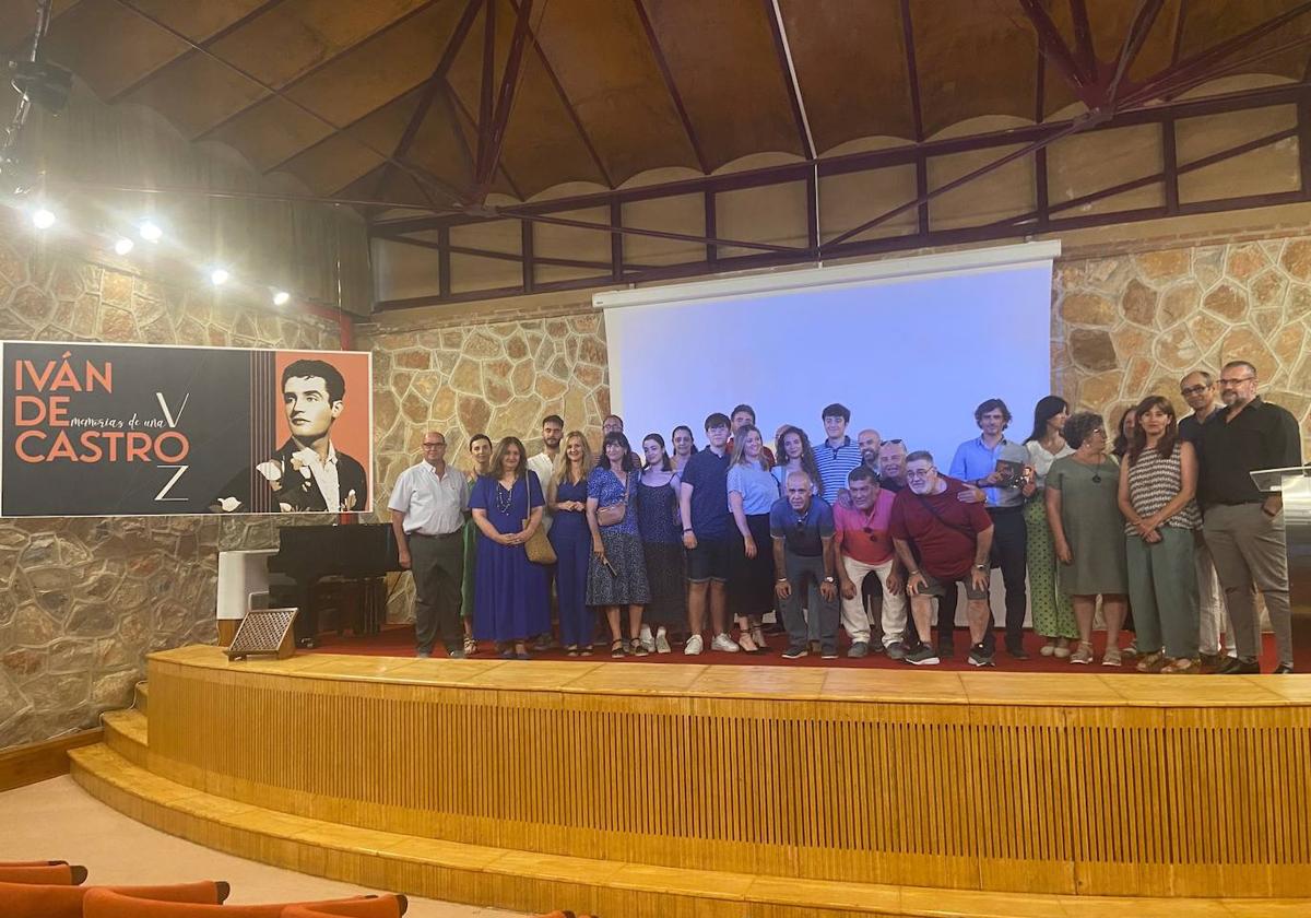 Foto final de la presentación del libro-disco «Iván De Castro. Memorias de una Voz».