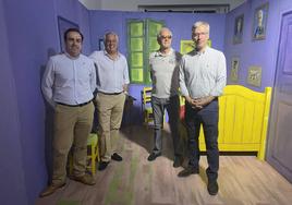 De izquierda a derecha, Cruz Guijarro, Álvaro Suárez-Guanes, José Luis Rupérez y Jaime Torralba en 'El dormitorio en Arlés' de Van Gogh en el Colegio San José.