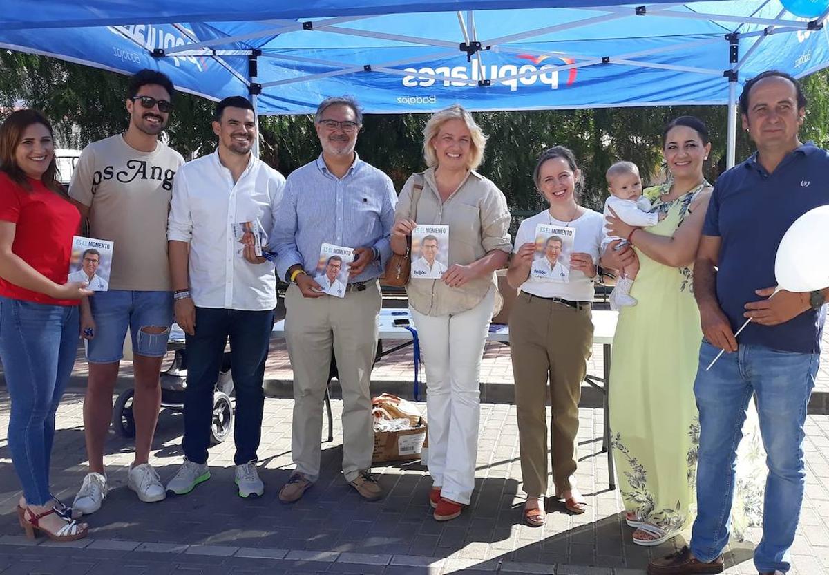 Foto de familia en el mercadillo de los sábados de la localidad.