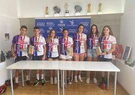 Triatletas que participaron del campeonato (de izquierda a derecha): Daniel Castro, Pedro Luis Cumplido, Marta Burguillos, Lucía Castro, Celia Pinilla, Miriam Zafra y Cristina Acedo.