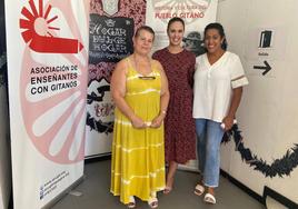Mamen Silva, Josefa Molina y Marián Vicente en la exposición 'Historia y Cultura del pueblo Gitano'