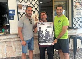 Antonio López, gerente del Bar Rayuela, José Manuel Sánchez, presidente del Club Ajedrez Villafranca y Javier Pardo, concejal de festejos.