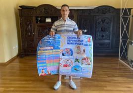 El concejal de Deportes, Emilio Sánchez, posa con los carteles que recogen la información de las actividades deportivas municipales 2023-2024.