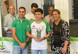El concejal de Deportes y la presidenta del barrio del Pilar con el campeón del torneo.