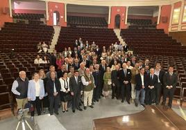 Foto de familia del padre Medina junto a profesionales y empresarios de sectores muy diversos en el panorama regional, miembros de la comunidad educativa del centro y amigos