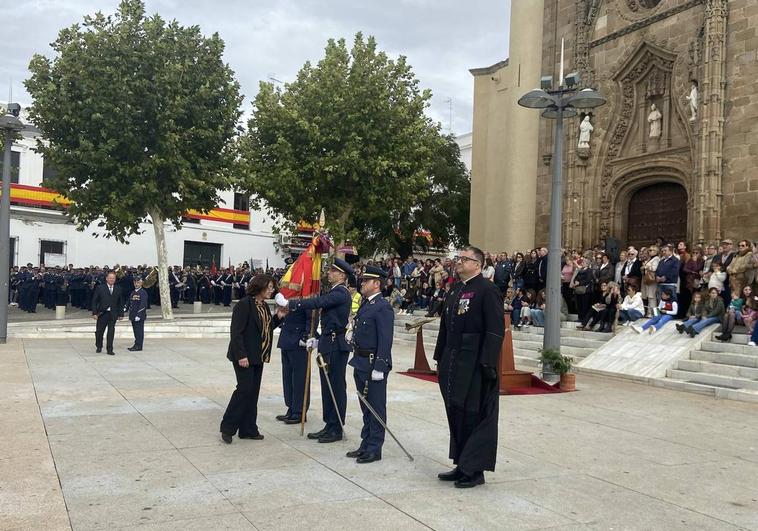 Una vecina de la localidad jura bandera por primera vez.