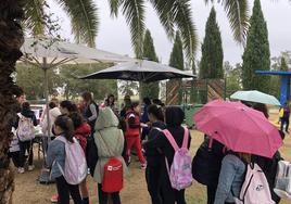 La llegada de los chicos al parque de las flores para celebrar la chaquetía entre generaciones deslucida por la lluvia.