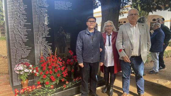 El PSOE homenajea a las víctimas del franquismo en el cementerio de Villafranca