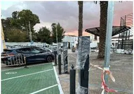 Los tres puntos de carga de vehículos eléctricos frente al Mercado de Abastos.