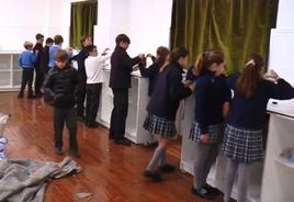 Alumnos de 6º de primaria del Colegio San José en el Taller del Agua o actividad «El Pozo de Airón»