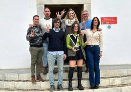 Elsa junto al alcalde y algunos concejales del Ayuntamiento.
