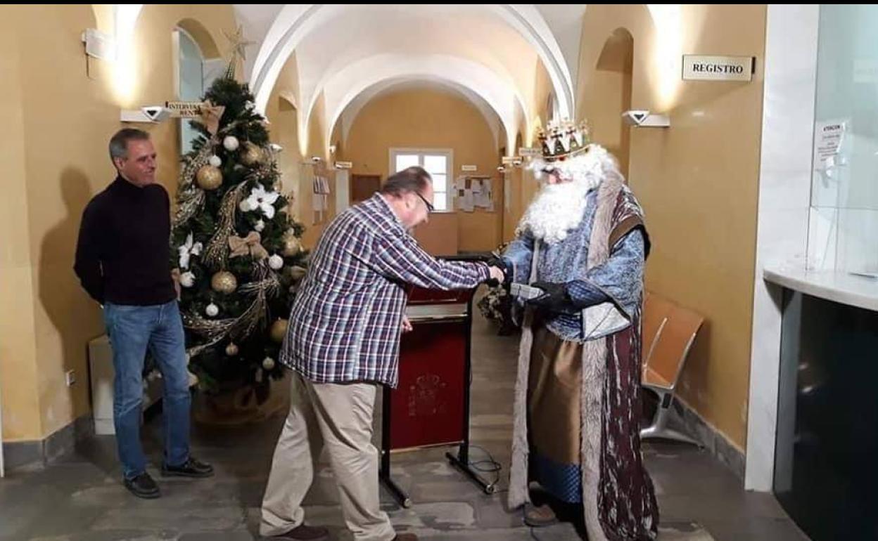 Mariano Blanco entrega a Melchor la llave maestra para abrir todas las calles de la ciudad. 
