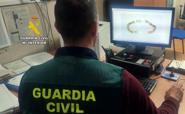 Arrestada por robar 4.500 euros y joyas de oro a un octogenario en Villafranca de los Barros