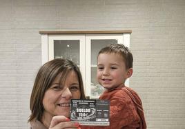 Elisa Fernández Castro con su papeleta premiada.