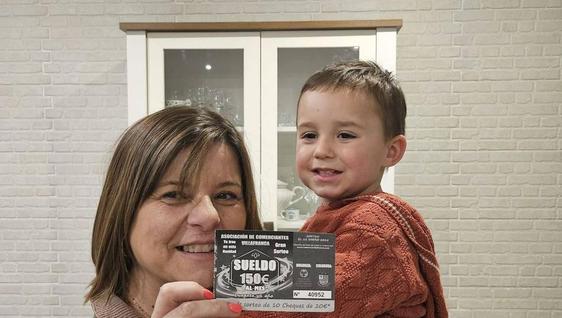 Elisa Fernández, ganadora del sorteo de Navidad de la asociación de Comerciantes