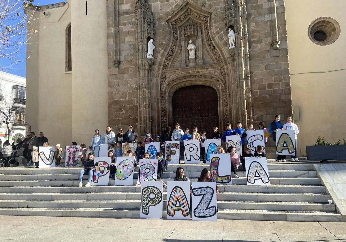 Más de 300 escolares de Villafranca celebran el Día de la Paz y la No Violencia