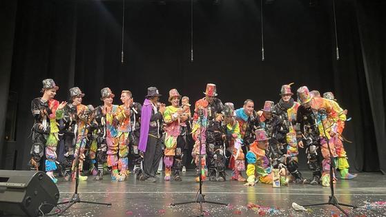 La comparsa 'Los Locos' y la chirigota 'Nos falta el aliento', ganadoras de la gala del carnaval 2024