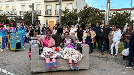 El desfile del carnaval llena de color y ritmo las calles de Villafranca