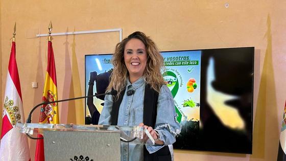 La fachada del Ayuntamiento se tiñe de marrón y verde como muestra de apoyo al sector agrícola y ganadero