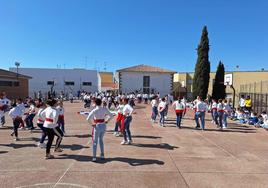Engalanados con los trajes típicos extremeños han cantado y bailado las jotas más representativas de nuestra región.