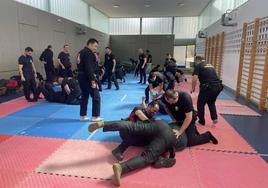 Los asistentes ensayan algunas de las técnicas indicadas por Duelt en el pabellón del colegio José Rodríguez Cruz.