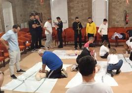Policías y Guardias Civiles en el curso de primeros auxilios.