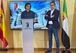 El responsable de las concesiones de agua de Acciona en Extremadura, junto al alcalde de Villafranca.