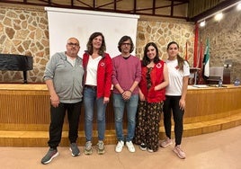 Montaña Durán y Francisco Jiménez Araya junto a voluntarios de Cruz Roja en la reunión de ayer en la Casa de Cultura.