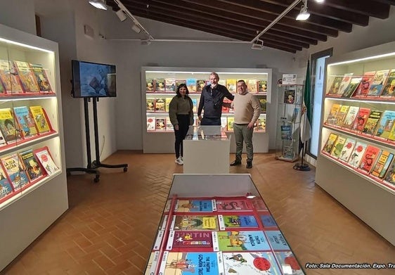 El periodista inglés Ian Kerr junto a Tere Lemus y José López Vázquez en la sala de documentación del MUVI.