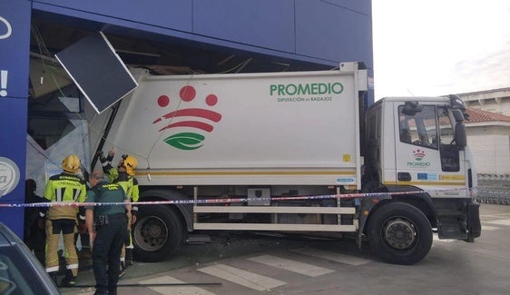 Un camión de Promedio se empotra contra un supermercado en Villafranca