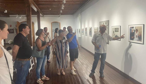 Juan de la Cruz Megías expone en la Casa de Cultura 'Bodas 1979-1999'