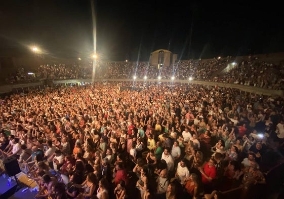 Plaza de toros de Villafranca abarrotada en el concierto de Camela.