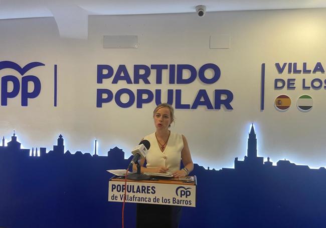 La portavoz del Partido Popular de Villafranca de los Barros, Carmen Romero, en rueda de prensa en la sede del PP de Villafranca,