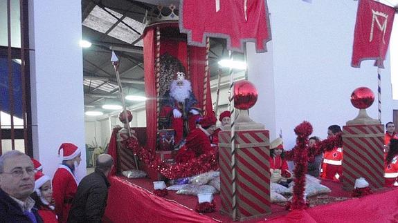 Una de las once carrozas saliendo de la nave municipal en la calle Abelardo Covarsí 