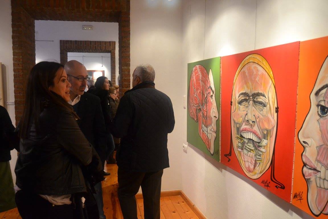 Público contemplando las obras en la Galería de Arte Mª Nieves Martín