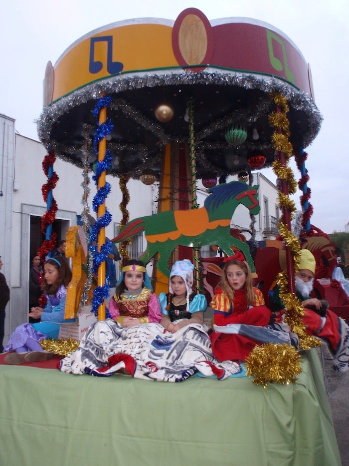 Una de las once carrozas que desfilan esta tarde en la Cabalgata de Reyes Magos. 