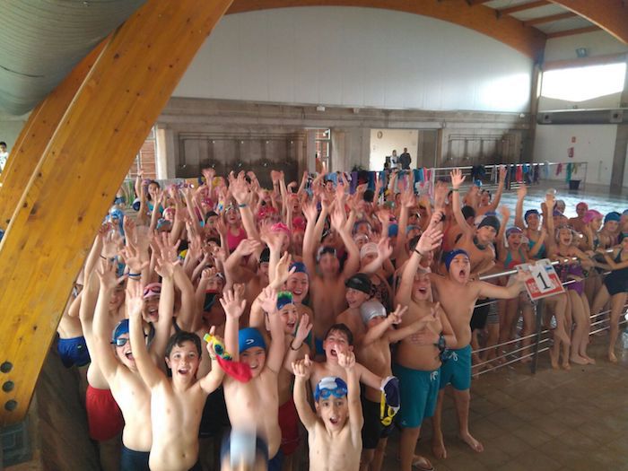 Alumnos participantes en la actividad organizada en el marco del programa PROADES en la piscina climatizada de Villafranca.  