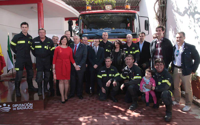 Los bomberos del Parque de Villafranca posan con las autoridades para la foto de familia. 