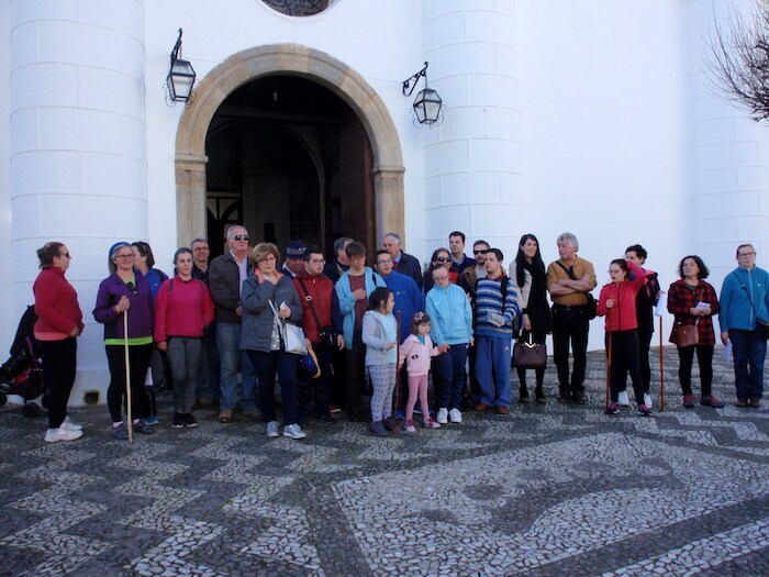 El grupo de peregrinos, acompañados del alcalde Ramón Ropero, el párroco José Cordero y el presidente de la A.V. de la Coronada Manuel Pinilla, a la salida del Santuario, después de ofrecer la etapa a la Virgen Coronada. 