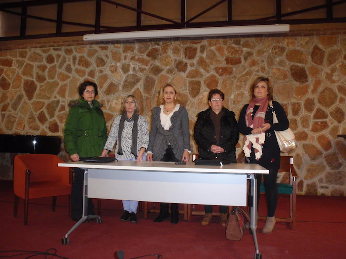 Miembros de la junta directiva de Aprosuba 13 que esta mañana han replicado en rueda de prensa a la presidenta de la Asociación. De izquierda a derecha: Concha Gonzalez-Navia Sayago, Vocal. Josefa Torres Morales, Vicepresidenta. Elisa Gragera Valenzuela, Tesorera. Maria Corral Pereira, Secretaria. Dolores Cortes Pereira, Vocal. 