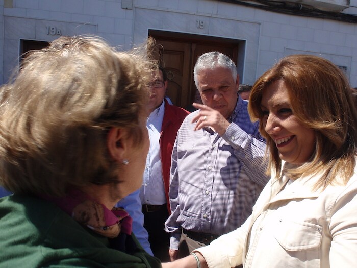 Susana Díaz habla con una militante socialista en presencia de Ramón Ropero. 